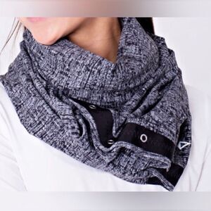 Ivivva ( Lululemon) black / white chill scarf one size